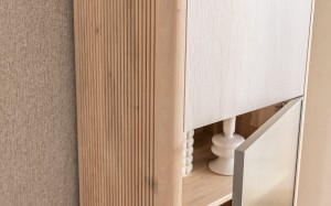 Nowoczesna witryna dębowa z ryflowanymi detalami