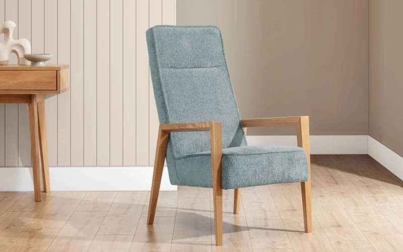 Tapicerowany fotel premium w nowoczesnej aranżacji