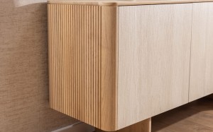 Detal komody Rain – ryflowane boki, naturalny dąb i nowoczesne fronty premium