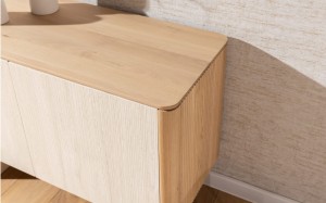 Detal komody Rain – ryflowane boki, naturalny dąb i nowoczesne fronty premium
