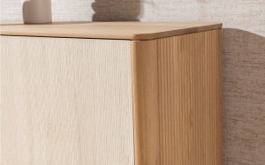 Detal komody Rain – ryflowane boki, naturalny dąb i nowoczesne fronty premium