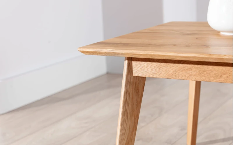 Minimalistyczny stolik drewniany z skośnymi nogami
