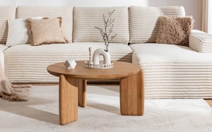 Minimalistyczne stoliki drewniane z nogami wychodzącymi poza blat