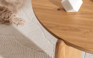 Minimalistyczne stoliki drewniane z nogami wychodzącymi poza blat