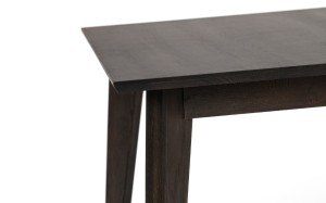Stół Stilo w nowoczesnej jadalni z naturalnego drewna dębowego