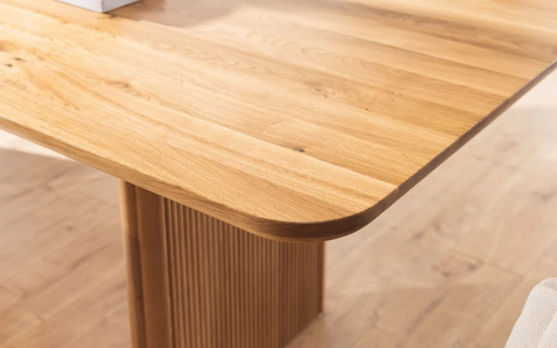 Designerski stół do jadalni z ryflowanym detalem