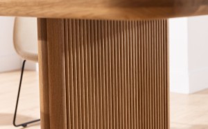 Designerski stół do jadalni z ryflowanym detalem