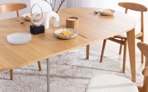 Stół Scandi z fornirem dębowym i nogami z litego drewna dębowego Meble Nova