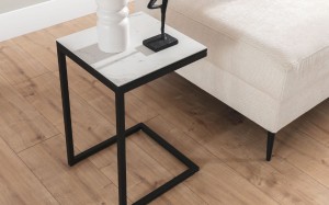 Minimalistyczny stolik ze spiekiem kwarcowym i stalową podstawą